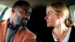 . Idris Elba y Kate Winslet en THE MOUNTAIN BETWEEN US